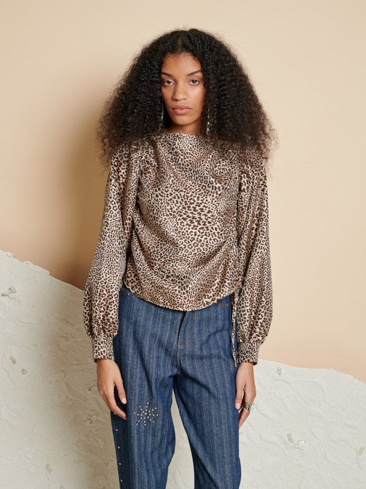 トップス AVENCHUMU Leopardprintopen shoulder tops Tops – AVENCHUMU （アバンチュウム）