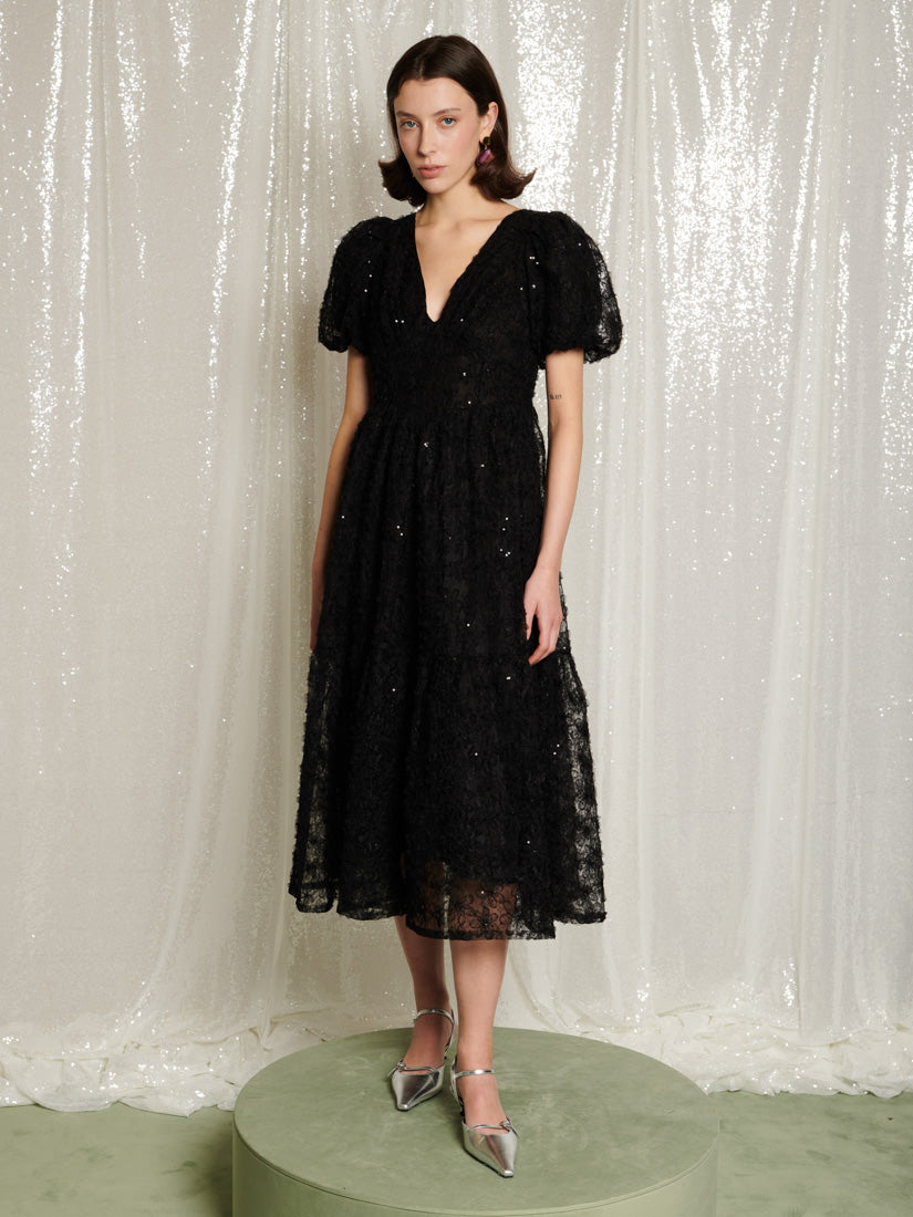 【Sister Jane】ブラックドレス パフスリーブ Sister Jane Taffeta Ruffle Trim Midi Dress - Black – Dolls Kill